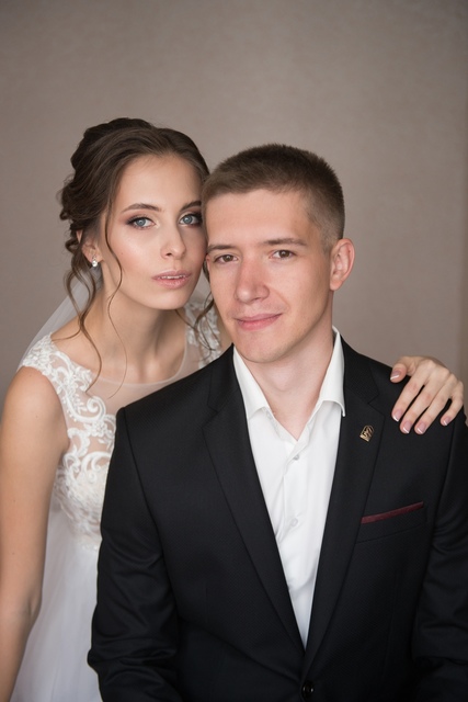 Высокие / Собранные, С аксессуарами / Цветами / Фатой, С плетением, Локоны / Локоны на один бок от Свадебный стилист и визажист Ольга Фирсова 1