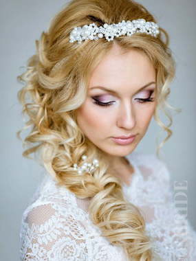 В греческом стиле, С аксессуарами / Цветами / Фатой от Салон красоты iconBRIDE 1